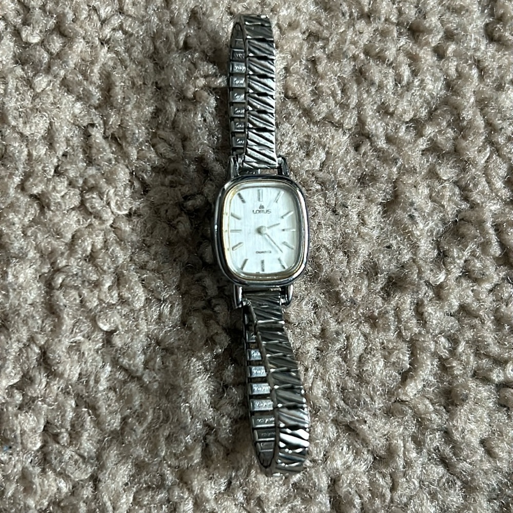 Lorus women’s‎ vintage dainty silver wristwatch one size stretches
